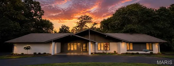 15 Meadowbrook Country Club Estate, Ballwin, MO 63011