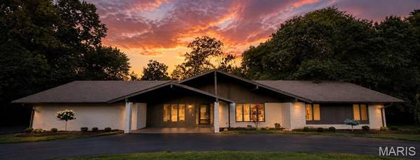 15 Meadowbrook Country Club Estate, Ballwin, MO 63011