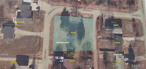 504 Julie Ann DR, St Elmo, IL 62458