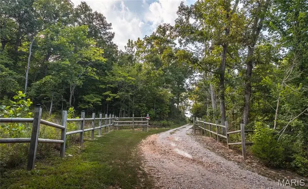 404 Coyote Creek LN, Climax Springs, MO 65324