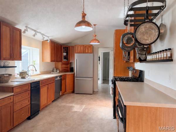 9 S Hickory ST, Smithton, IL 62285