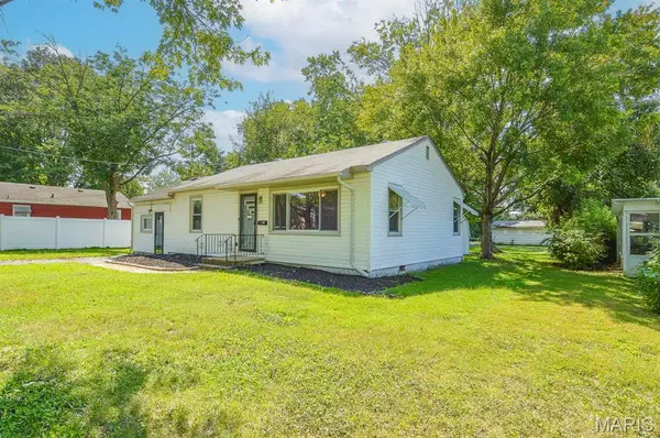 2 Manas DR, Belleville, IL 62226