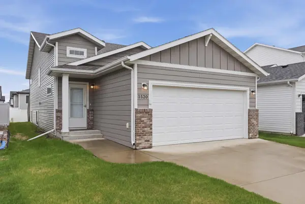 1520 67th AVE S, Fargo, ND 58104