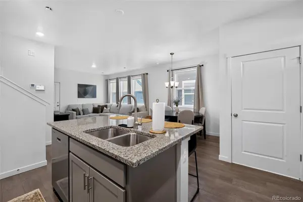 592 Thoroughbred LN, Johnstown, CO 80534