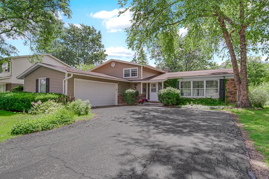 3010 N Kennicott AVE, Arlington Heights, IL 60004