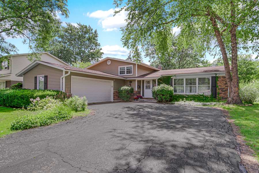 3010 N Kennicott AVE, Arlington Heights, IL 60004