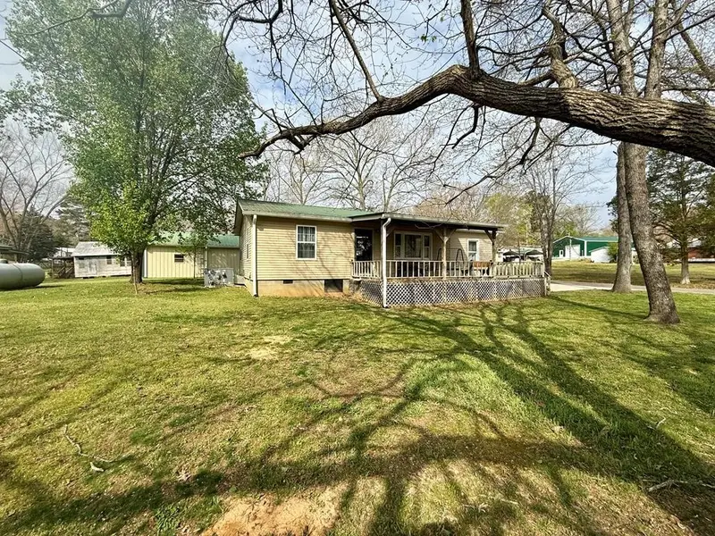 180 Center Dr, Springville, TN 38256