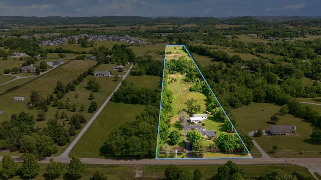 2740 Critz Ln, Thompsons Station, TN 37179