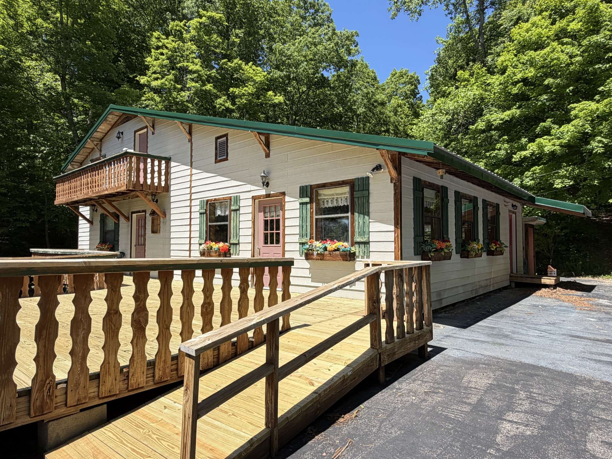 242 Cane Creek Rd, Hohenwald, TN 38462