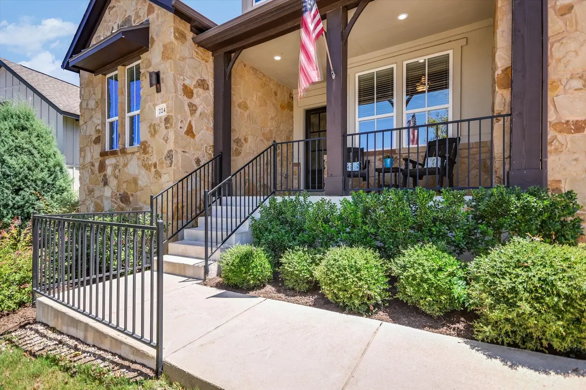 724 Dayridge DR, Dripping Springs, TX 78620