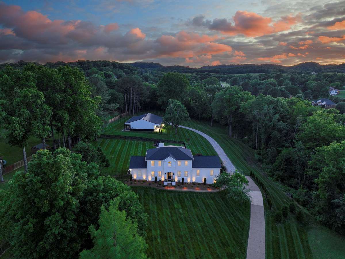 2207 Oakwood Ct, Franklin, TN 37064