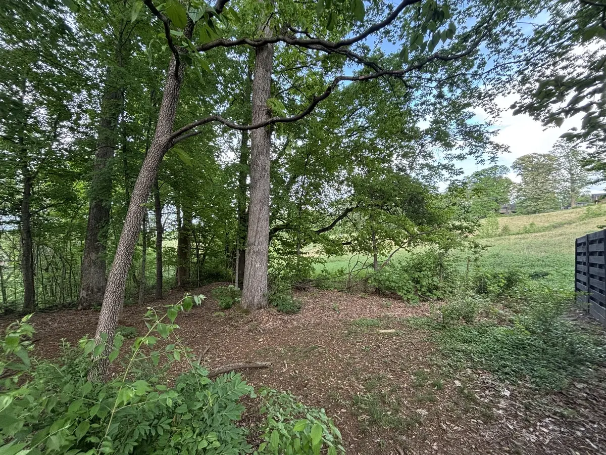 1012 Saint Johns Dr, Maryville, TN 37801