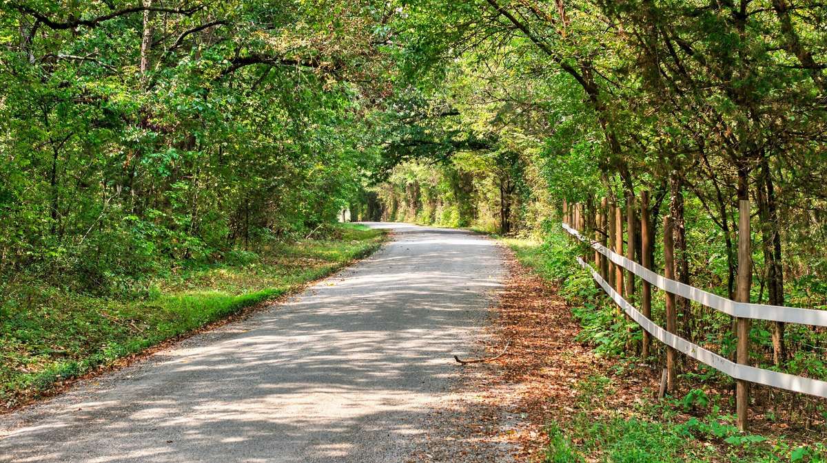 2600 Round Hill Rd, Lewisburg, TN 37091