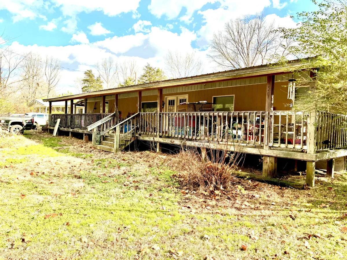 202 Pineview Rd, Linden, TN 37096