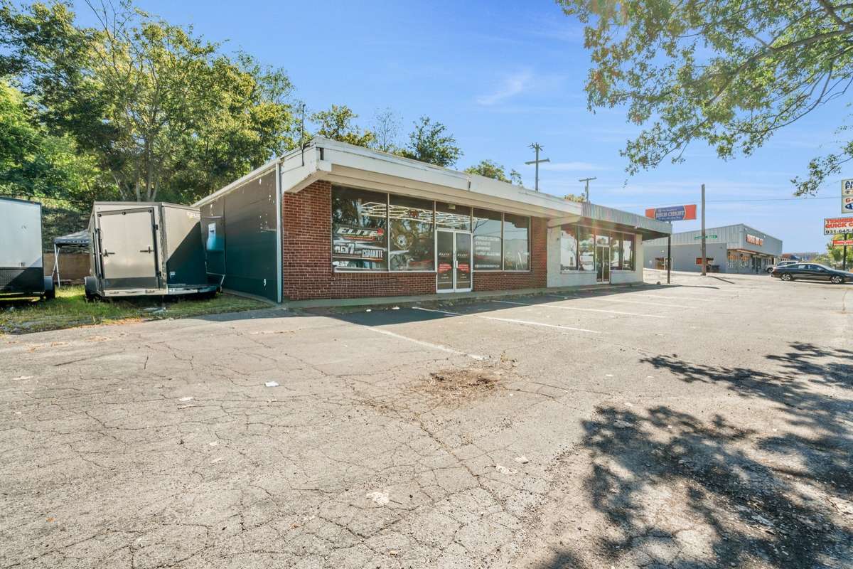 207 N Riverside Dr, Clarksville, TN 37040