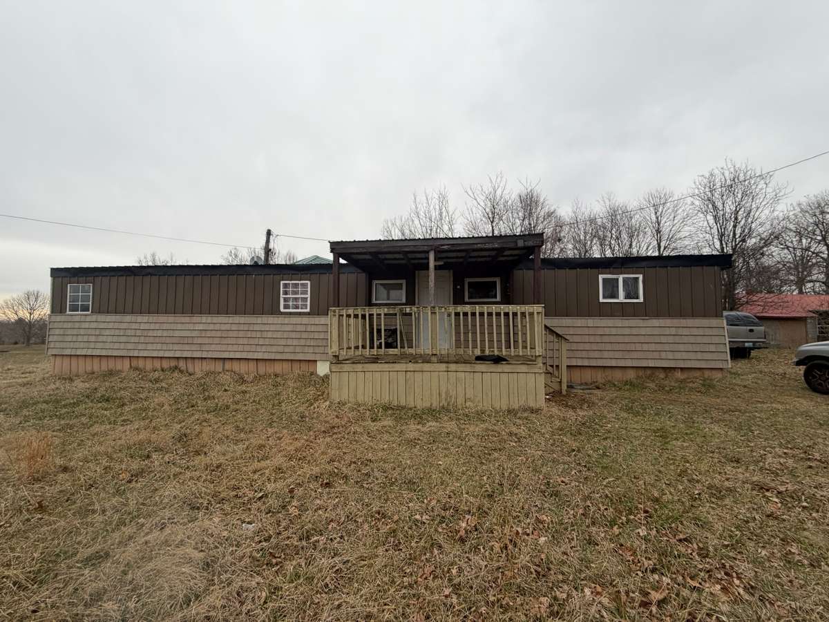 180 Lake Dr, Vine Grove, KY 40175