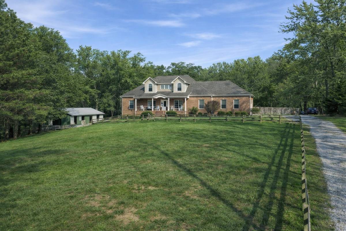 135 Vols Ln, Estill Springs, TN 37330