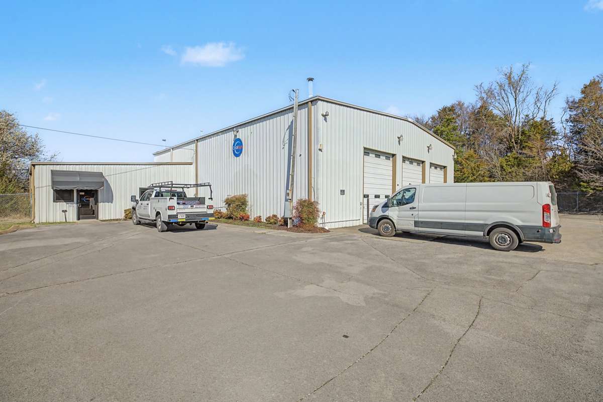 225 Fiberglass Dr, Mount Juliet, TN 37122