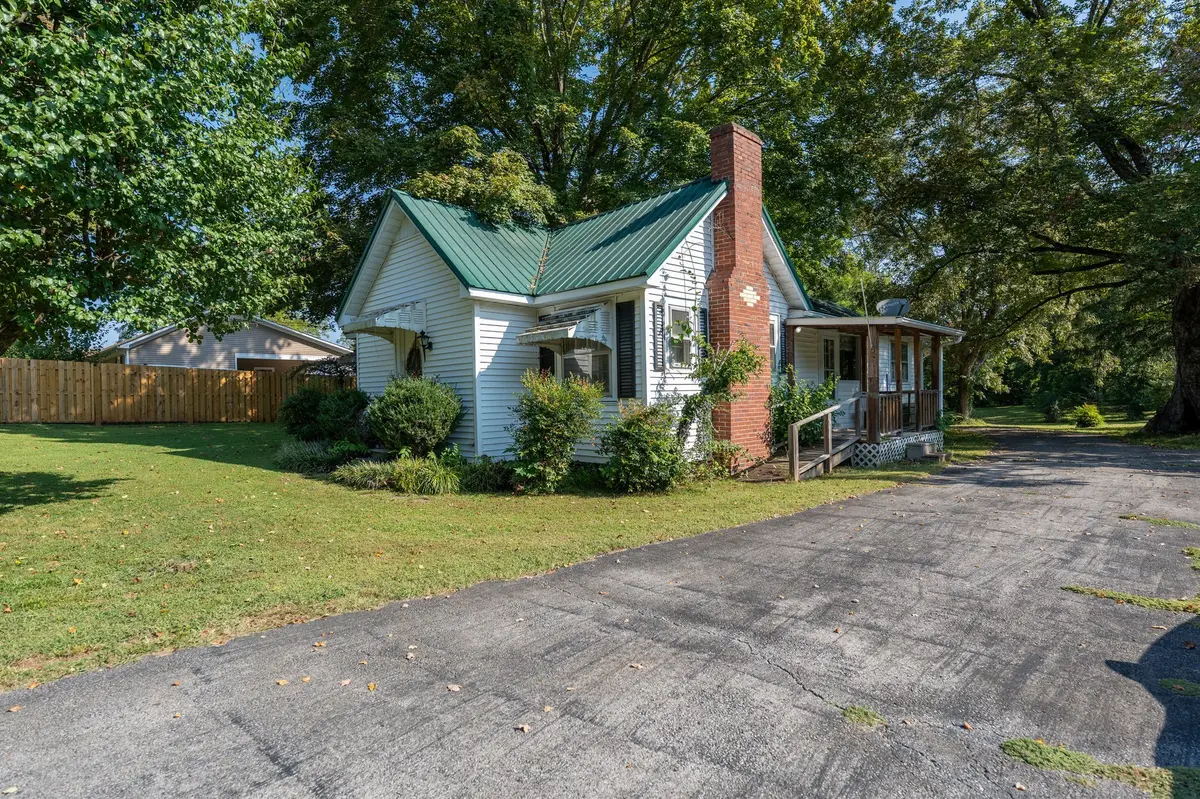 2010 W Gaines St, Lawrenceburg, TN 38464