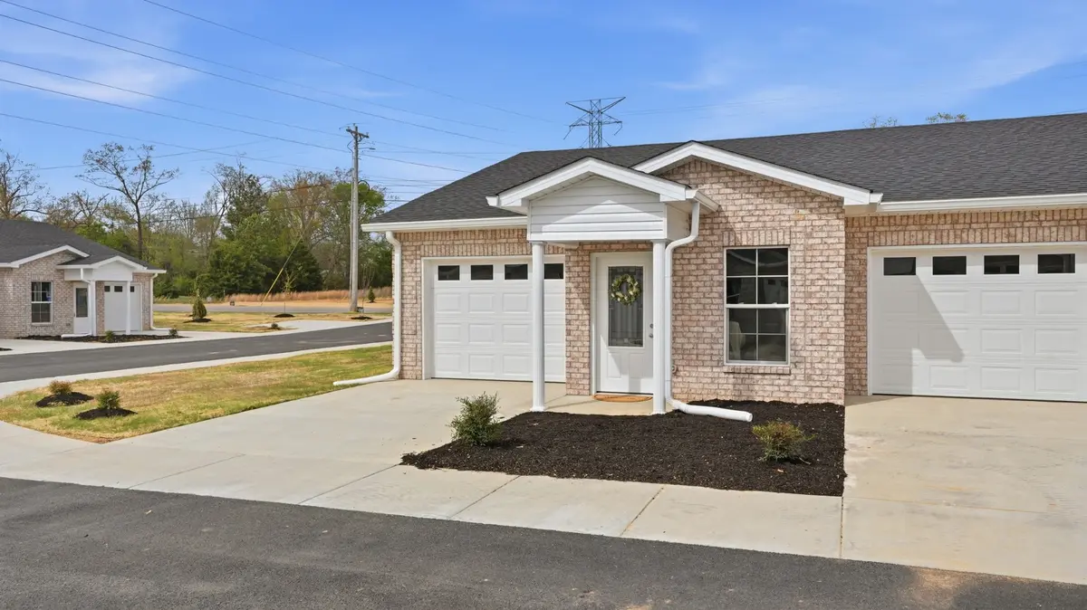 741 Kings Ln #D-17, Tullahoma, TN 37388