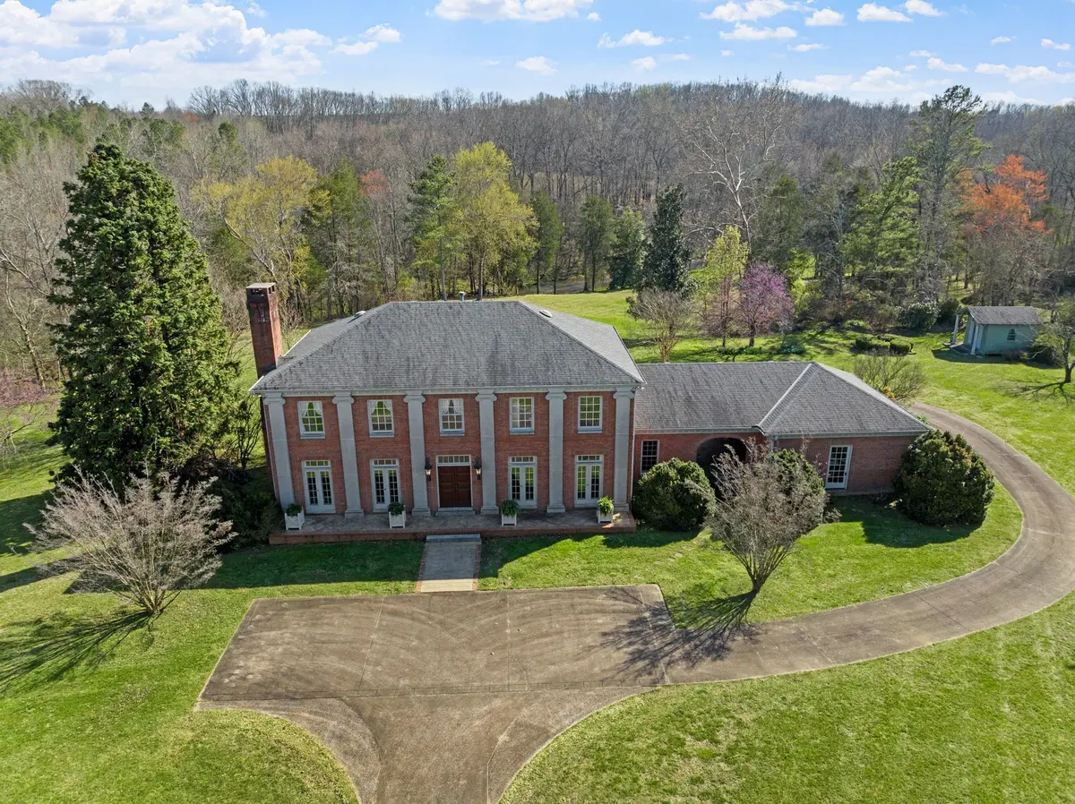 1099 E Gaines St, Lawrenceburg, TN 38464