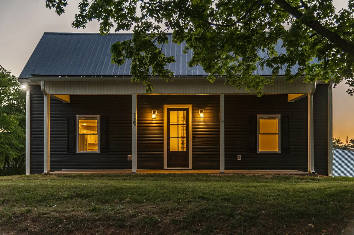 129 S Cedar St, Cross Plains, TN 37049