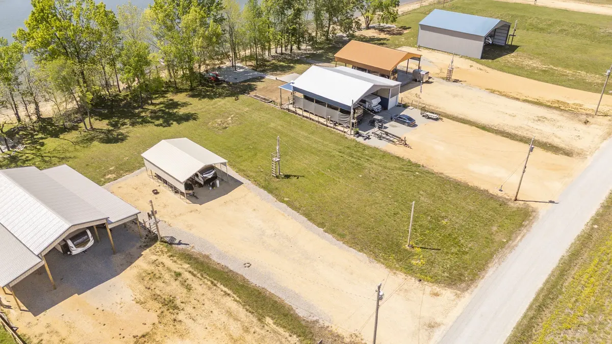 855 Hardin Bottom River Rd, Clifton, TN 38425