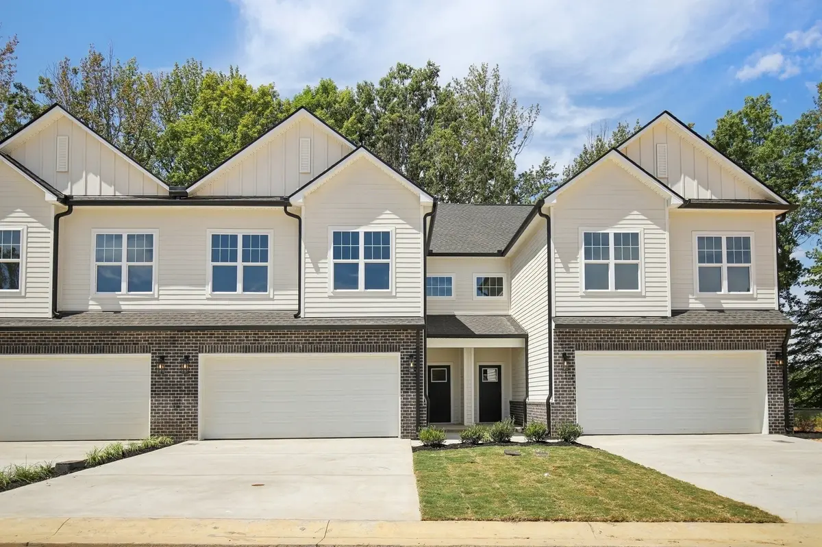 1058 Stagecoach Dr, White House, TN 37188