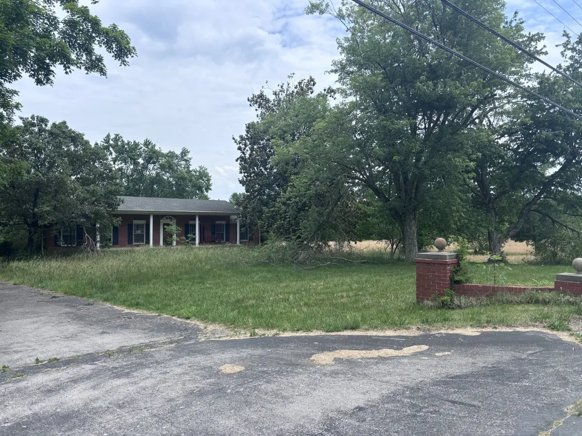 1229 N 1st St, Westmoreland, TN 37186