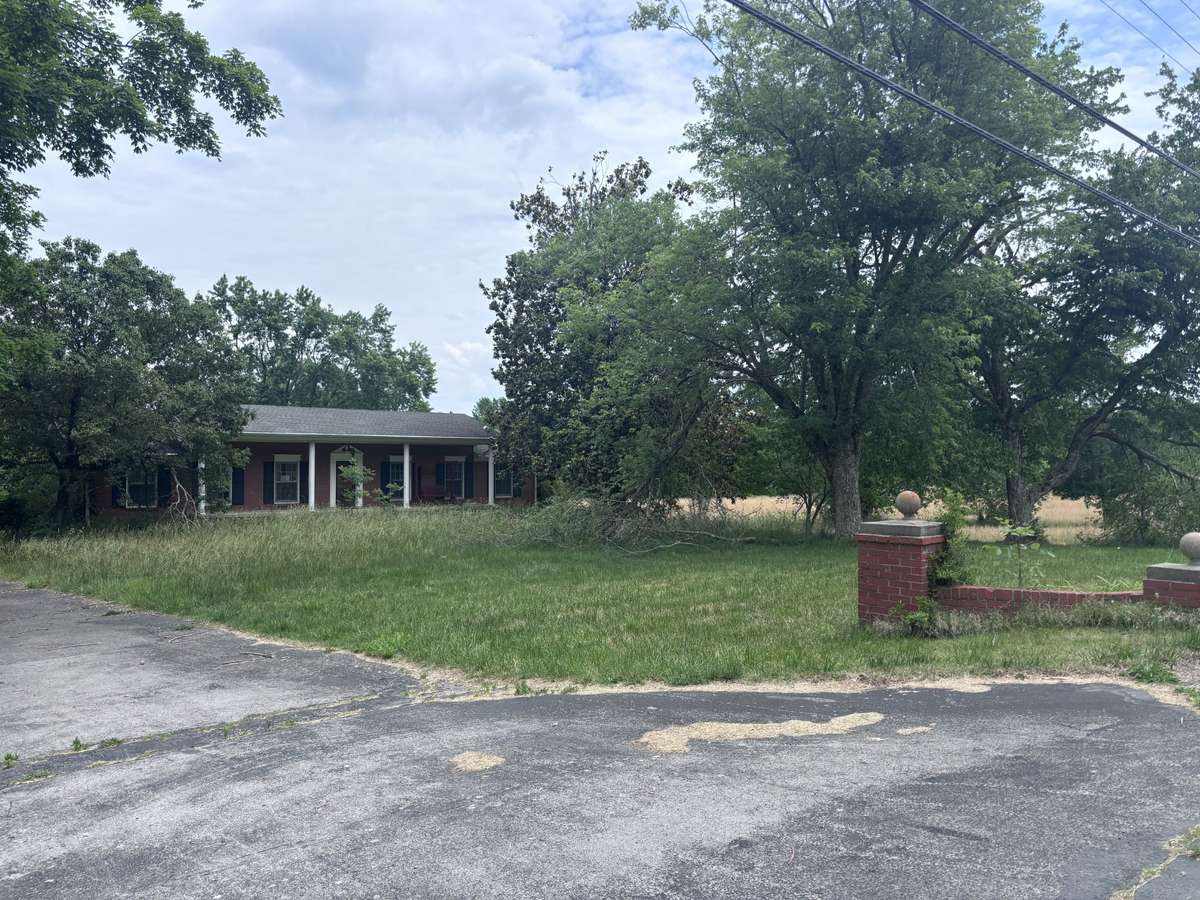 1229 N 1st St, Westmoreland, TN 37186