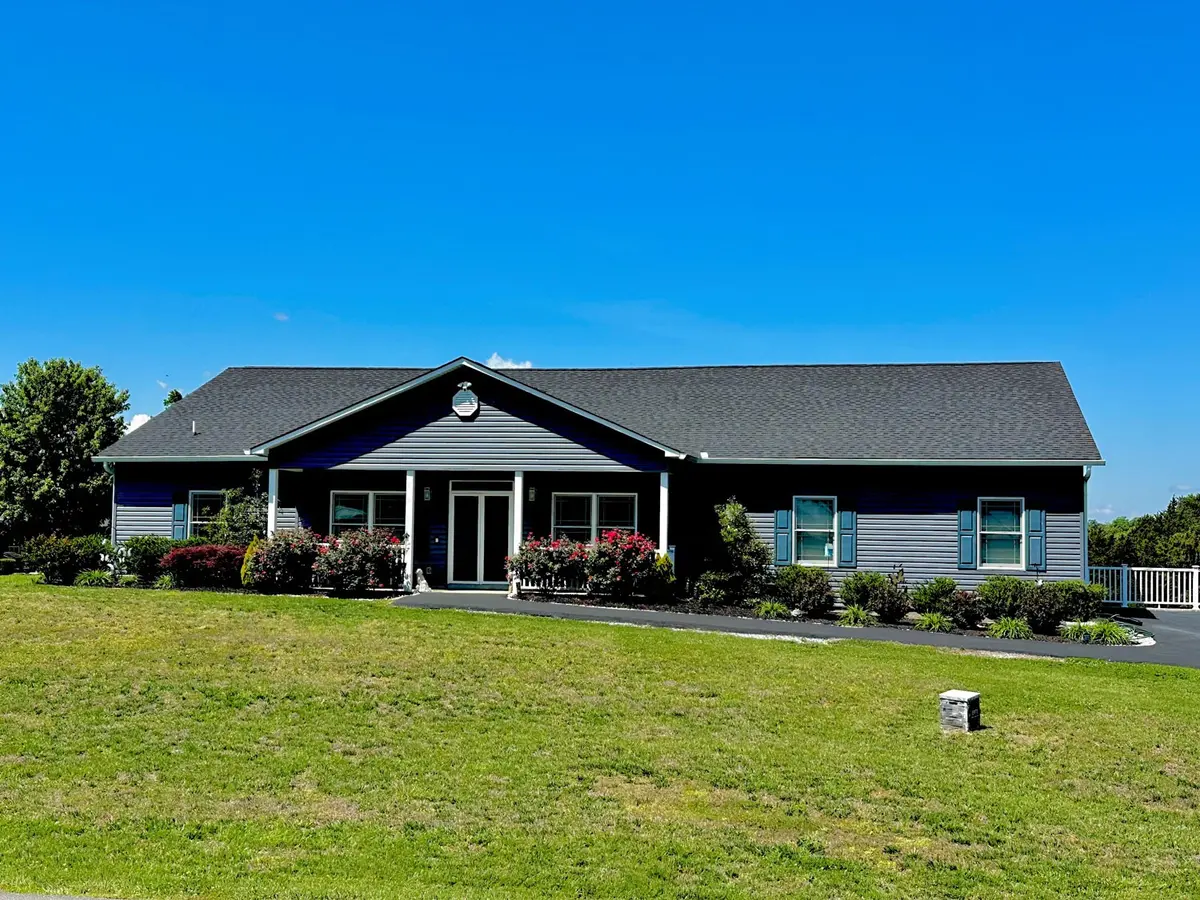 1971 Harbor Hills Dr, Dandridge, TN 37725