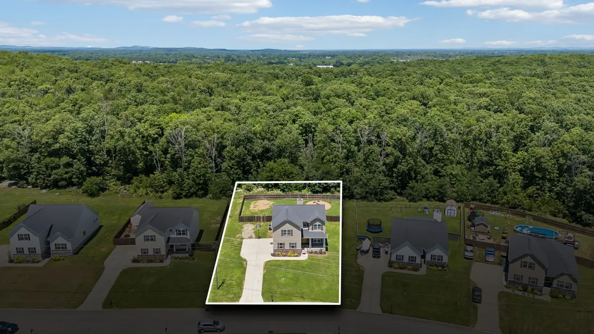 1138 Starhurst Dr, Murfreesboro, TN 37128