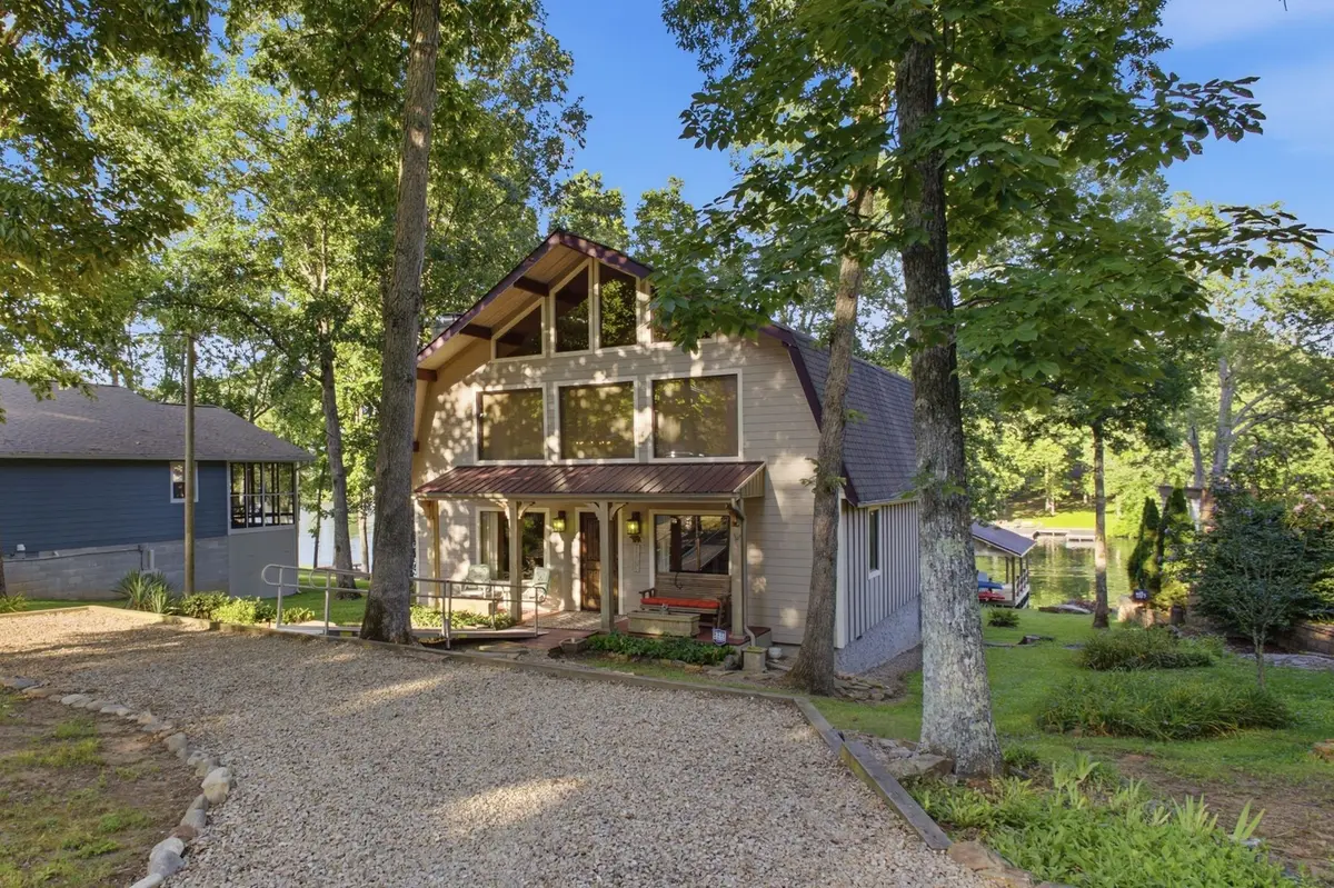 8941 Cherokee Trl, Crossville, TN 38572