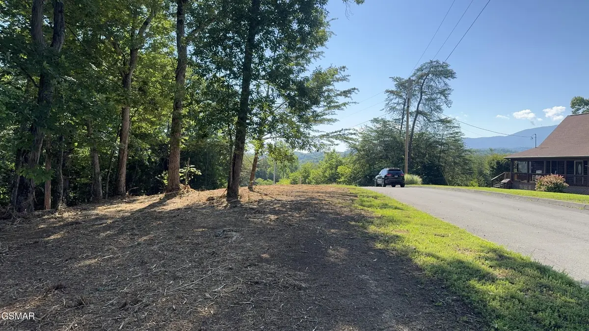 13 Rupert Drive, Dandridge, TN 37725