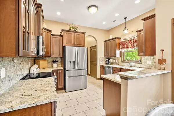 25 Ocaso DR, Asheville, NC 28806