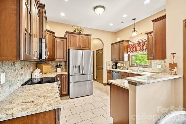 25 Ocaso DR, Asheville, NC 28806
