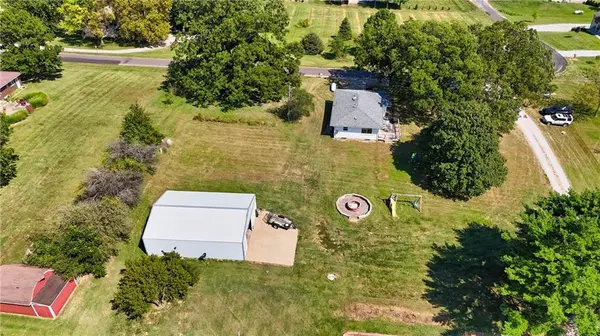19550 Shane LN, Weston, MO 64098
