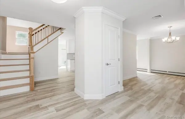 6 Autumn DR, Mount Sinai, NY 11766
