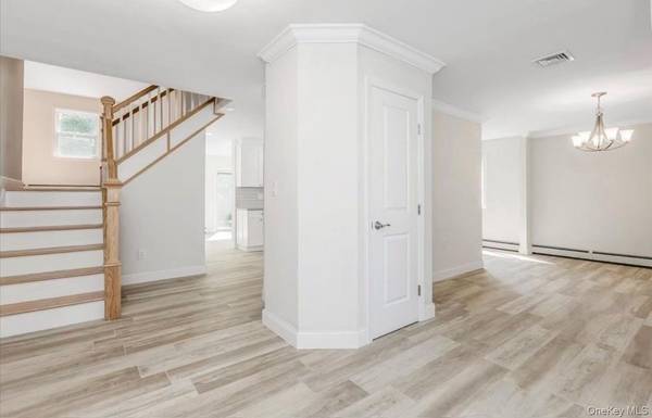 6 Autumn DR, Mount Sinai, NY 11766