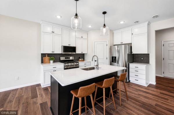 8982 Parkview CIR, Chisago City, MN 55013