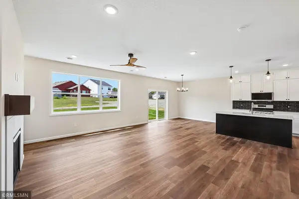 8982 Parkview CIR, Chisago City, MN 55013