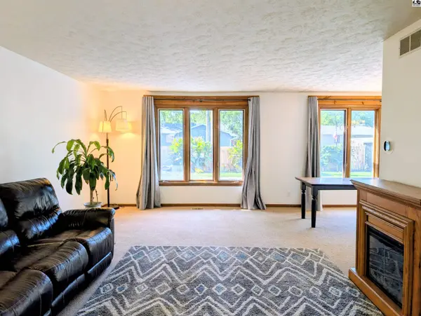 1038 Countryside Dr, Mcpherson, KS 67460