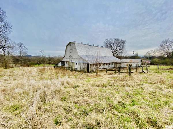 2762 Critz Ln, Thompsons Station, TN 37179