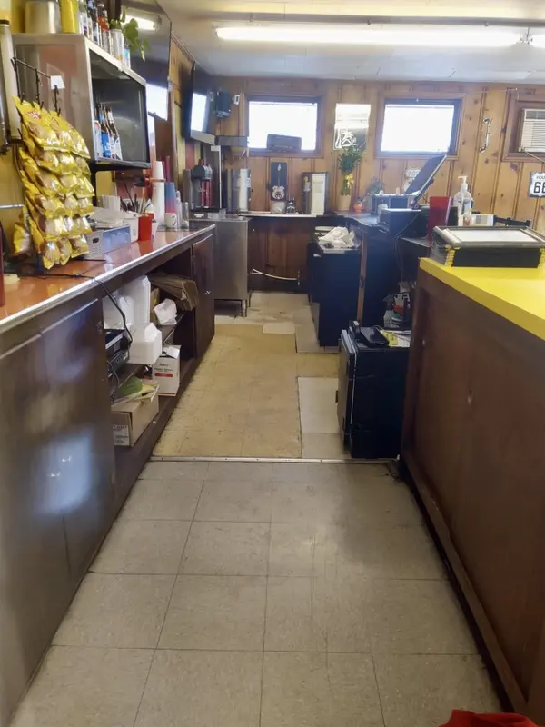 437 W Main St, Waverly, TN 37185