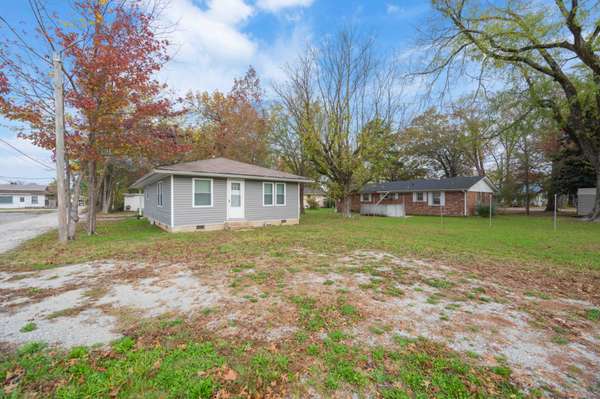 41 E 7th St #E, Parsons, TN 38363