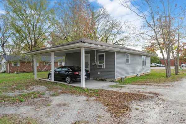 41 E 7th St #E, Parsons, TN 38363