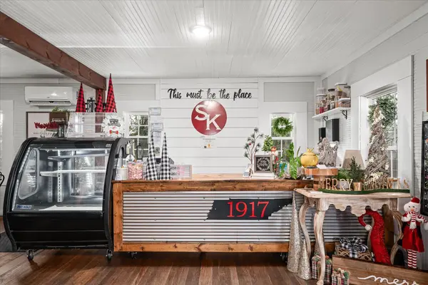 104 N Main St, Byrdstown, TN 38549