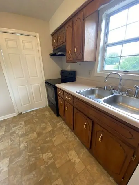 200 Hugh Hunter Rd, Oak Grove, KY 42262