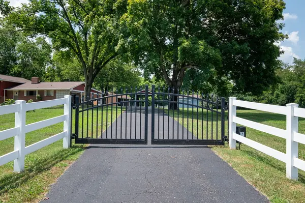 1386 Long Hollow Pike, Gallatin, TN 37066