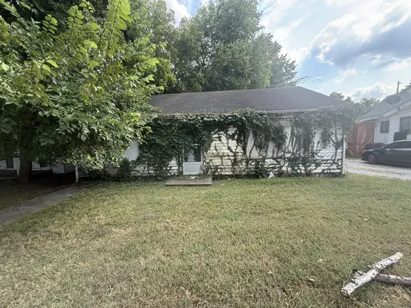 946 Clark St, Clarksville, TN 37040